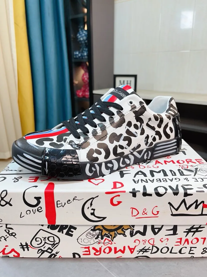 Men's shoes 💰480🌹🌹"Dolce & Gabbana DG" original imported first-layer cowhide ➕ sheepskin lining, light on the foot, comfortable, versatile, original special outsole 🔥favored by trendy men, welcome to compare quality 🔥exquisite luxury, super A level! Compared with the genuine product at the counter, the version is no worse at all! Code number 36-46